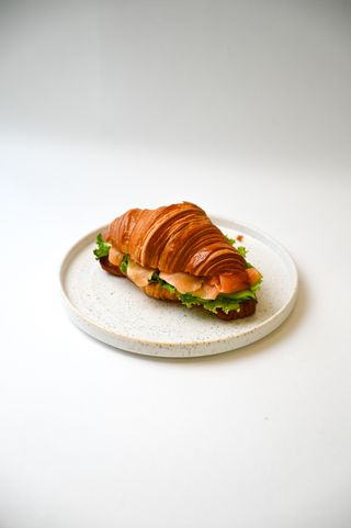 Круассан с лососем (200г)