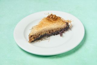 Kadaif orah sa suvim grožđem