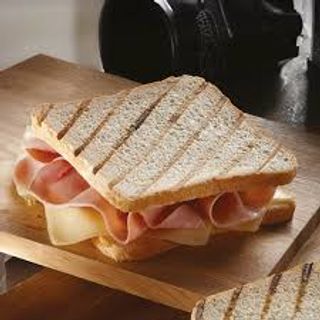 Toast pane bianco, formaggio e cotto