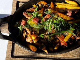 Грибная скоблянка с копченой грудинкой и сыром Раклет (490г)