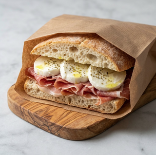 Panino cartoccio con prosciutto e mozzarella