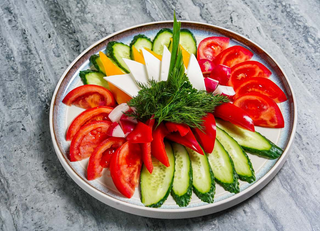 Ассорти из свежих овощей