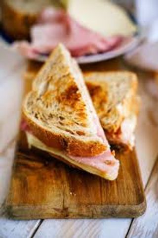 Toast pane cereali, formaggio e cotto