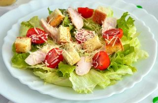 Салат цезарь (200г)