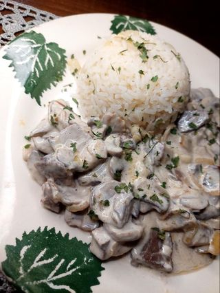 Курица в сливочном соусе с гарниром (500г)