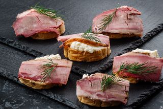 Брускетта с говяжьей ветчиной (150г)