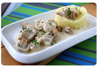 Курица с грибами в сливочном соусе (300г)