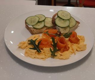 Скрембл с копченым лососем (250г)