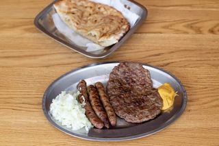 1/2 pljeskavica + 1/2 sudžukice