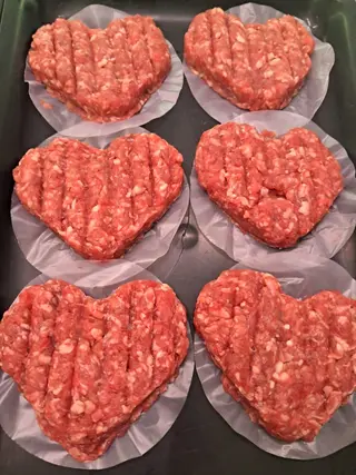 1 Hamburger a forma di cuore di carne di scottone 60 g