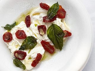 Буррата с вялеными томатами и базиликом (250г)