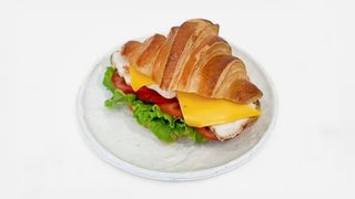 Круассан с курицей (150г)