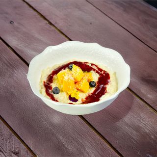 Рисовая каша с манго и клубничным кули (520г)