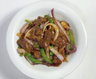 （#21） Govedina pržena sa lukom i paprikom