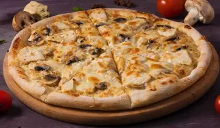 Пицца с курицей и грибами (500г)