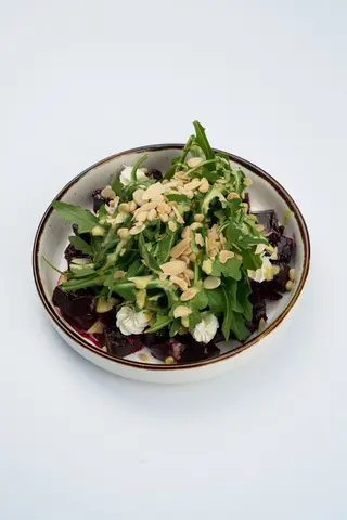 Салат со свеклой, рукколой и творожным сыром (250 г)