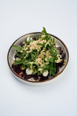 Салат со свеклой, рукколой и творожным сыром (250 г)