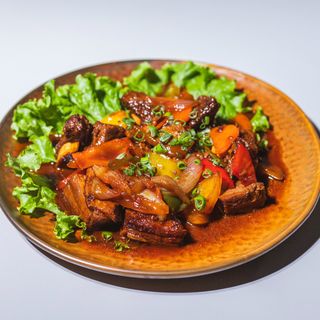Тушёные говяжьи рёбра с овощами (400г)