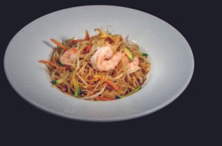 225 Spaghetti di riso con gamberi e verdure