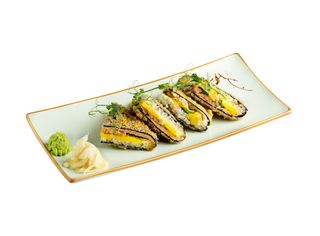 Жареный кранч-ролл с лососем и манго (4шт\160г)