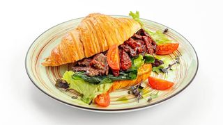 Фирменный Круассан С Телятиною И Шпинатом (100 г)