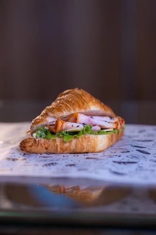 Круассан с курицей (150г)