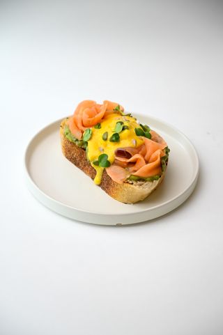 Бенедикт с лососем на тартин (300г)