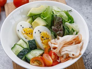 Боул салат с курицей (290г)