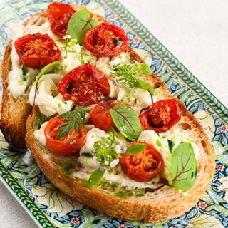 Брускетта с томатами конфи и страчателлой(110г)