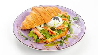 Фирменный Круассан С Лососем, Сыром Страчателла И Яйцом Пашот (100 г)