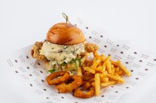 Куриный бургер с песто