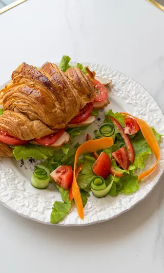 Круассан с курицей (220г)