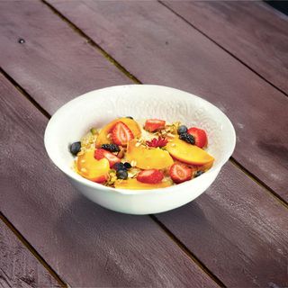 Овсяная каша с гранолой и сезонными фруктами (450г)