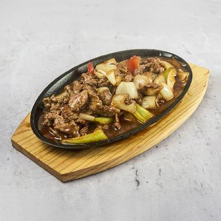 铁板牛肉 Cvrčeća govedina na ploči