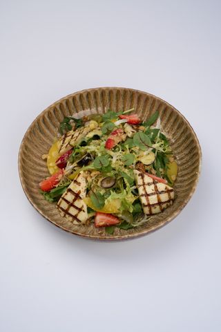 Салат с жареным халуми и виноградом (250 г)