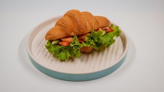 Круассан с лососем (180г)