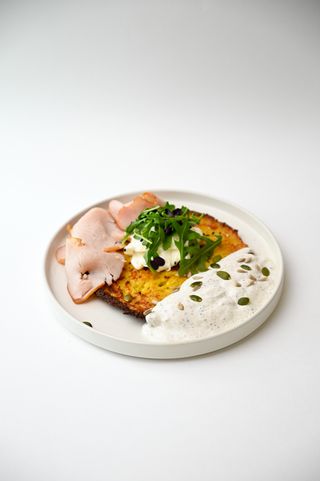 Картофельный драник с яйцом пашот и копченой индейкой (400г)