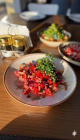 Салат со свеклой и копченной курицей (250г)