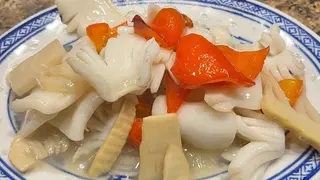 27. Calamari con peperoni stufati