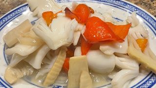 27. Calamari con peperoni stufati