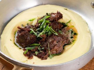 Тушенка с картофельным пюре и соусом чимичурри (540г)