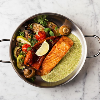 ორაგული გრილზე ნუშის სოუსით და ბოსტნეულით