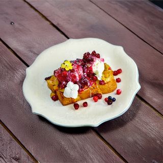 Френч тост с яблоками, соленой карамелью, брусникой и сливочным мороженым(380г)