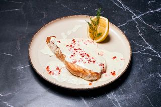 Семга гриль с икорным соусом (220г)