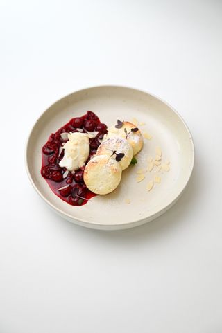 Сырники с вишневым соусом и кокосово-ванильный кремом (300г)