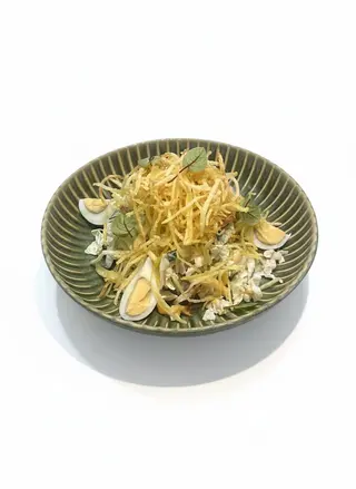 Хрустящий салат с курицей и картошкой пай (250 г)