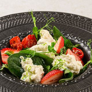 Салат со страчателлой и томатами конфи(150г)