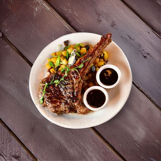 Ribeye steak на кости с подушкой из картофеля и королевскими шампиньонами (670г)