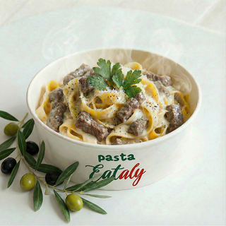 პასტა საქონლის ხორცით ნაღების სოუსში