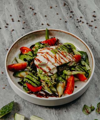 Салат из свежих овощей с жареным сыром (270г)